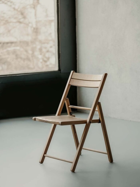 تصویر صندلی چوبی و تاشو Lumin