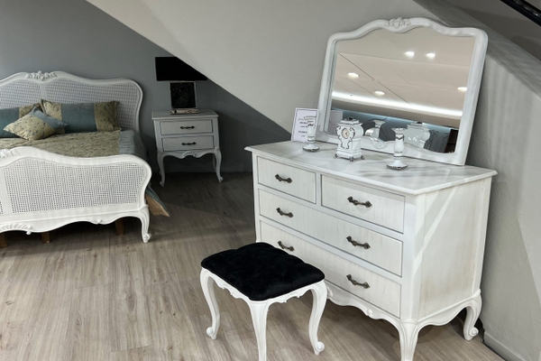 another image of Versailles bedroom set