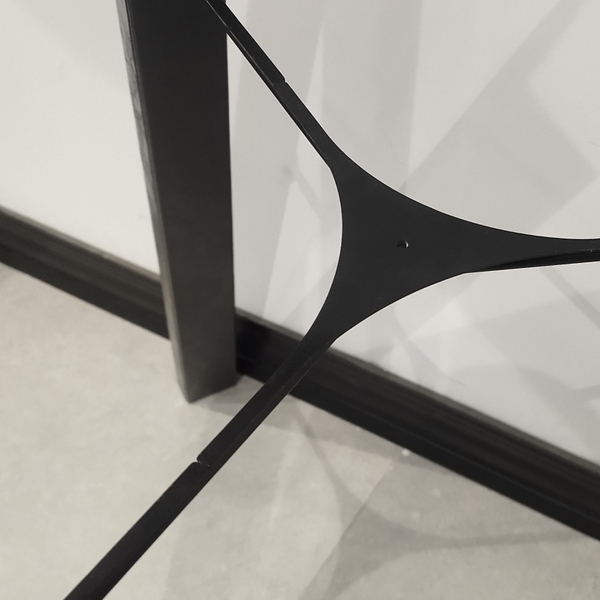 تصویر ساعت چرمین سه پایه ایستاده