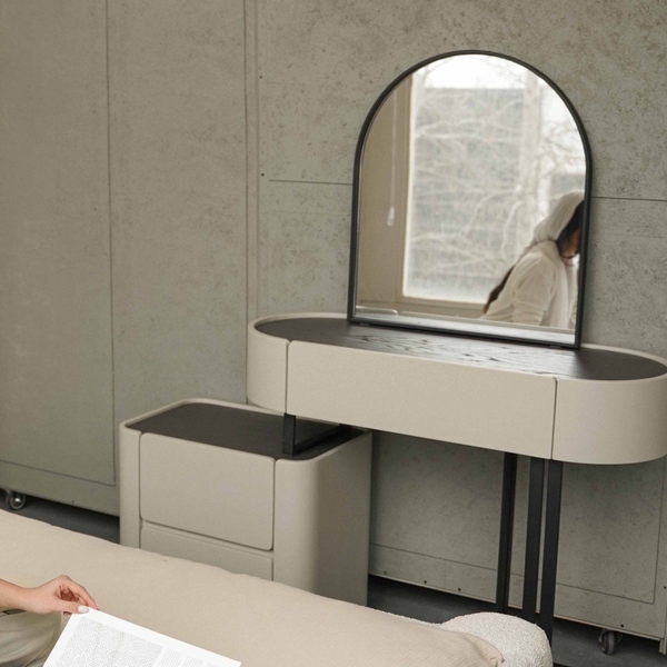 another image of 2702 dressing table