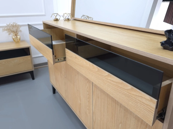 image of Scarlet Console and Mirror