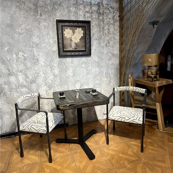 تصویر میز ۲ نفره با صفحه چوبی و پایه فلز با صندلی فلزی تصویر میز ۲ نفره با صفحه چوبی و پایه فلز با صندلی فلزی