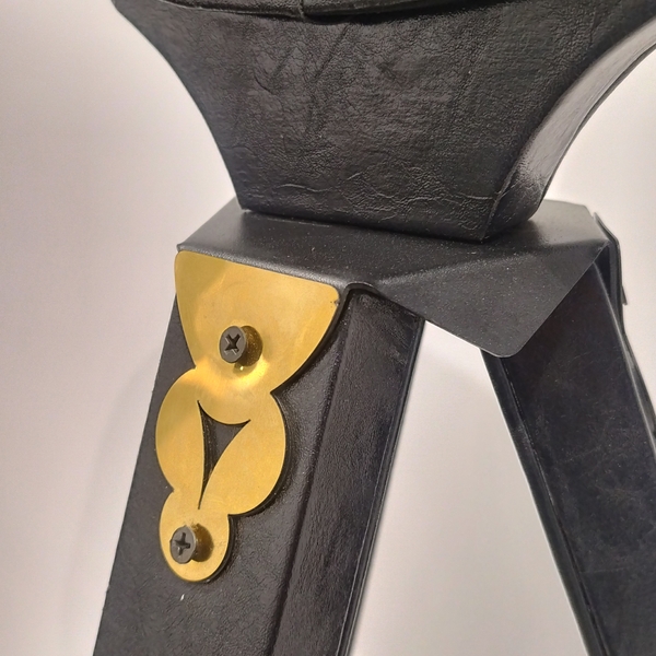 تصویر ساعت چرمین سه پایه ایستاده