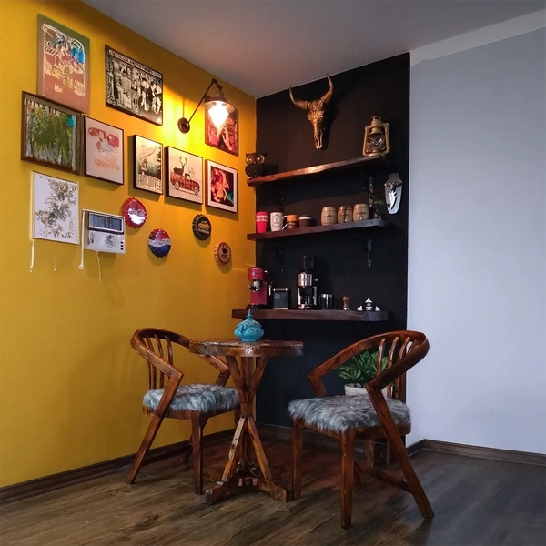 تصویر میز ۲ نفره چوبی گرد با صندلی مارال