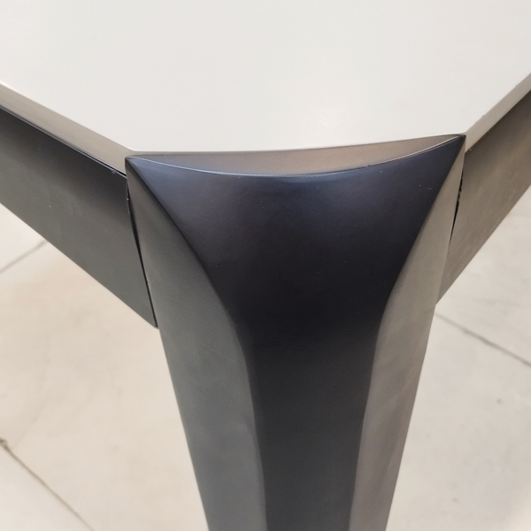 تصویر میز کنفرانس لیبرا