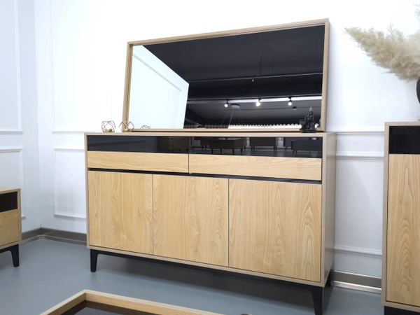 image of Scarlet Console and Mirror