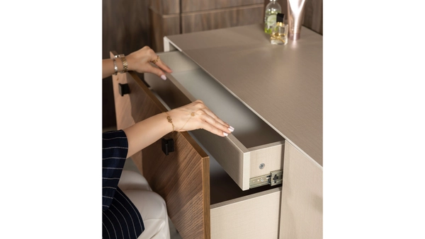 تصویر میز آرایش هیلتون